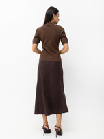 Brauner Damenpullover mit taillierter Passform.