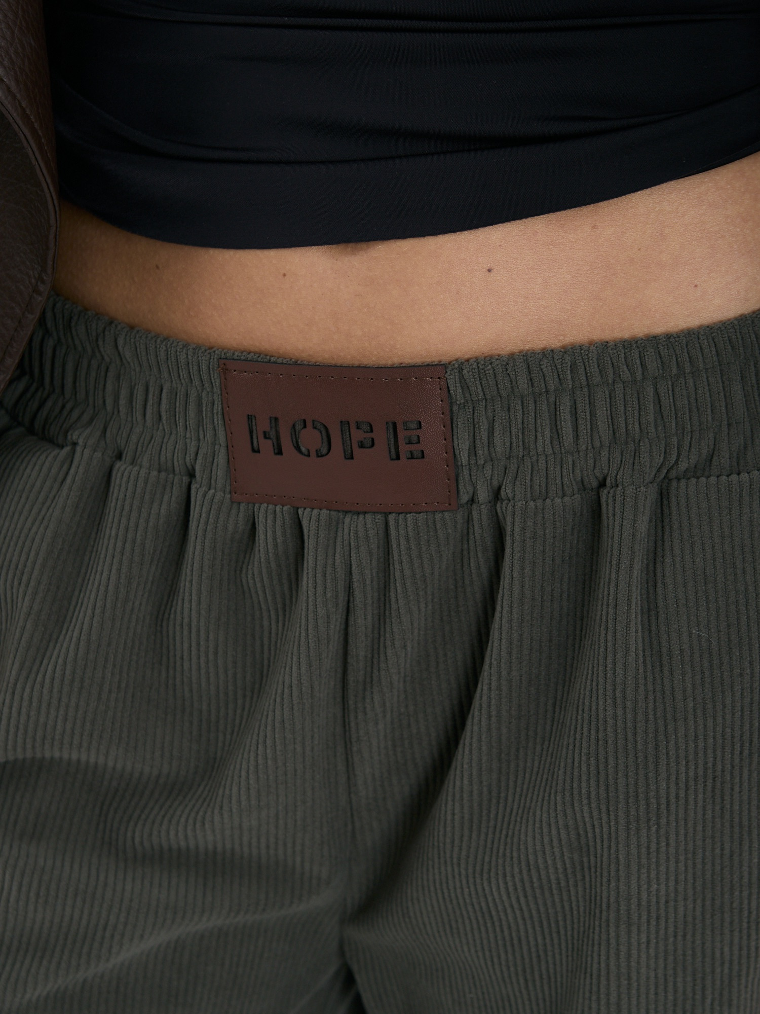 RUE PARIS Khaki sztruksowe spodnie oversize z naszywką