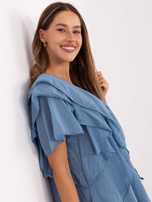 Schmutzigblaues Kleid mit Bindung am Ausschnitt.