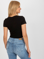 Hurt Czarny krótki t-shirt z aplikacją i wycięciem