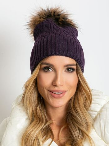 Lila Mütze mit Bündchen und felligen Pompon.