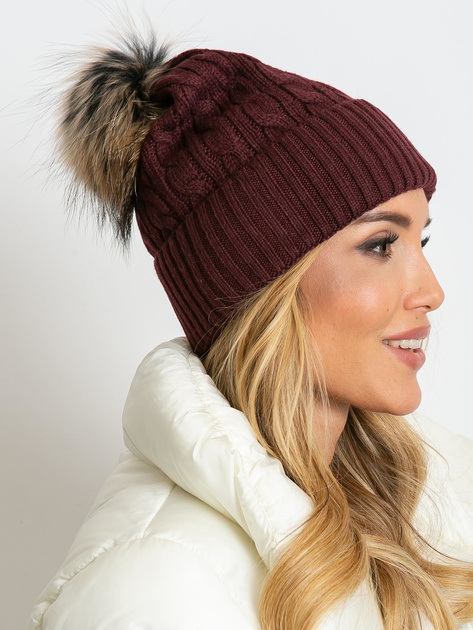 Śliwkowa czapka ze ściągaczem i futrzanym pomponem