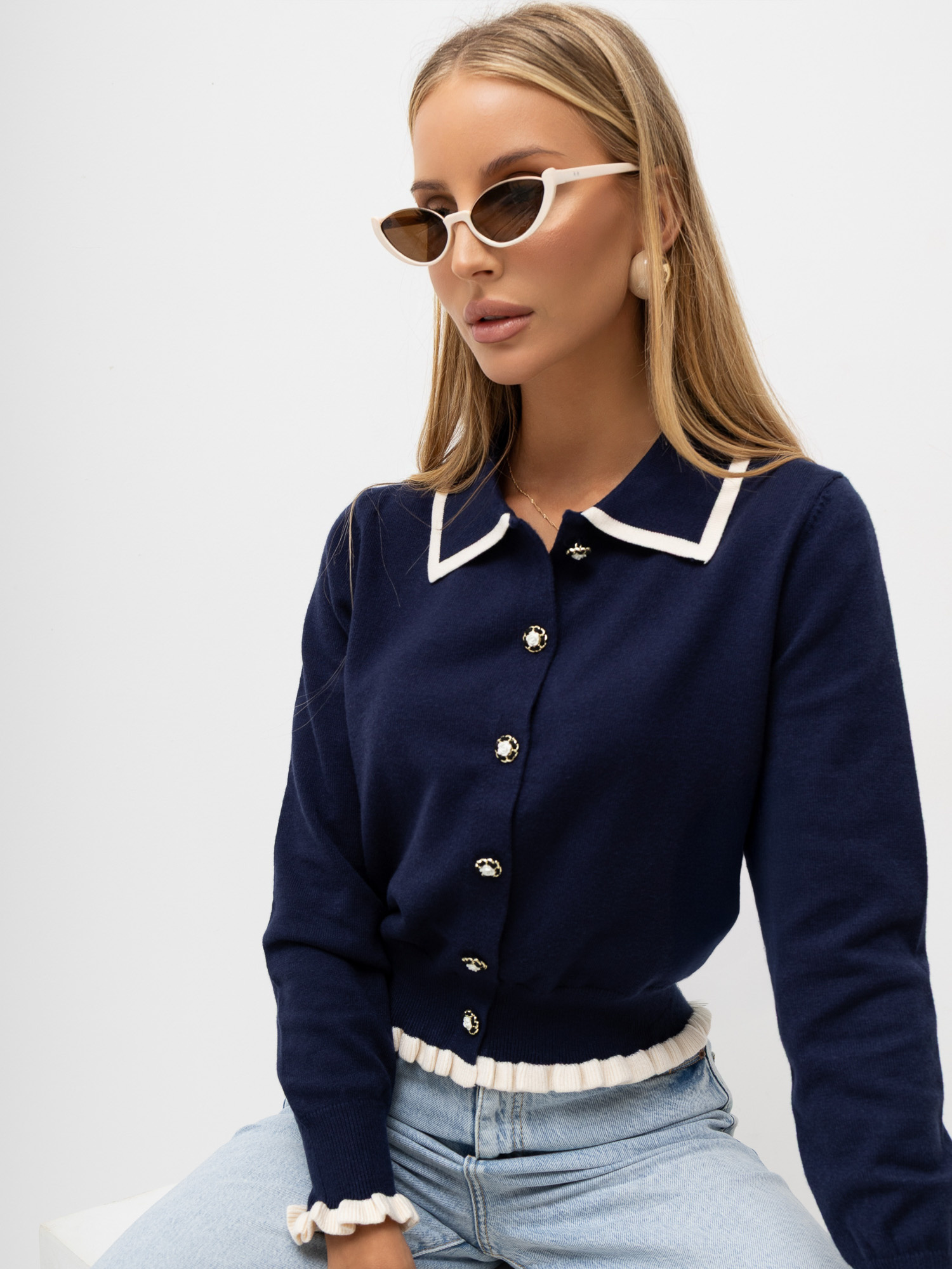 Dunkelblauer Cardigan mit kontrastierendem Finish.