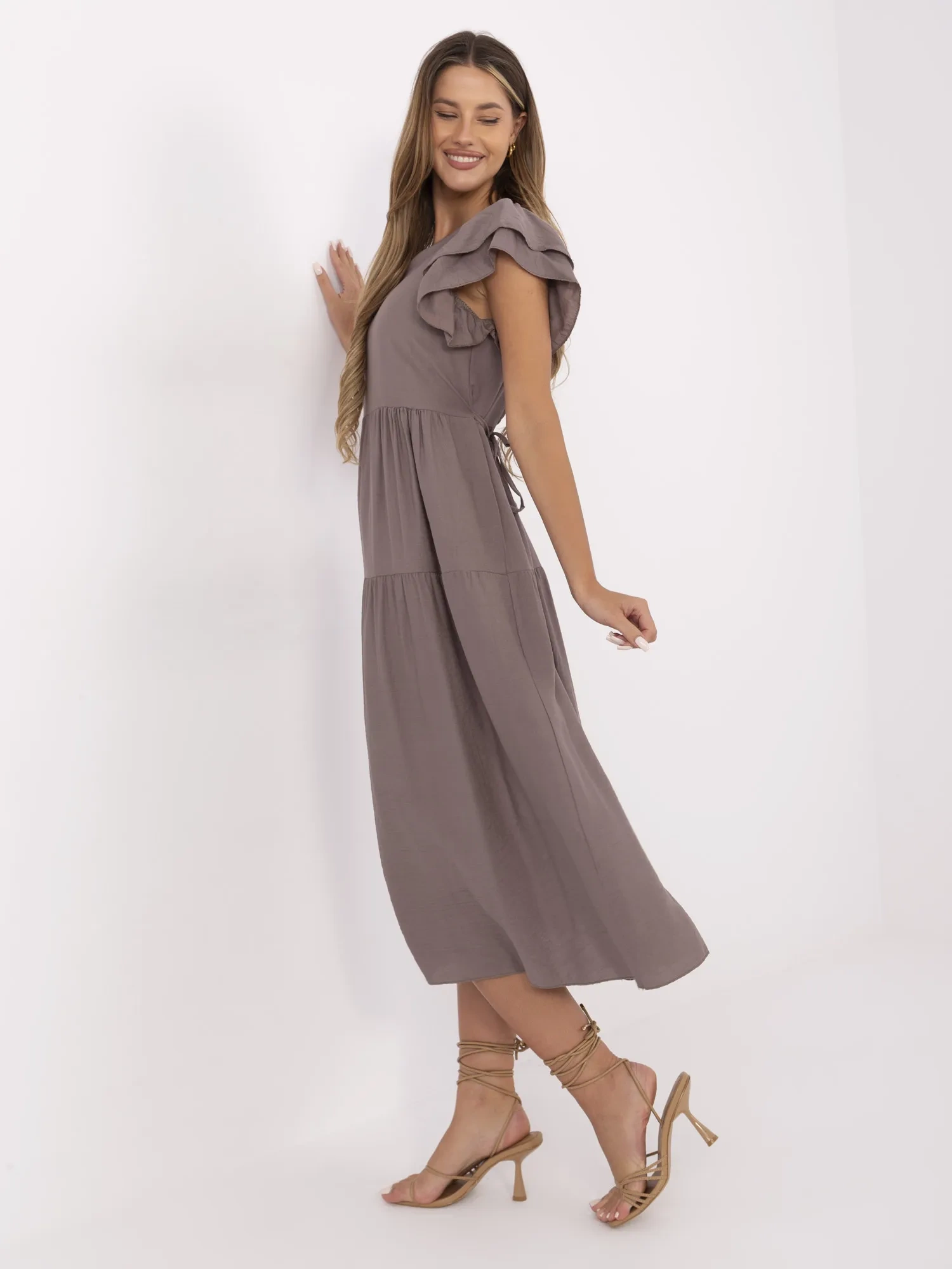 Dunkelbeige Kleid mit Rückenausschnitt.