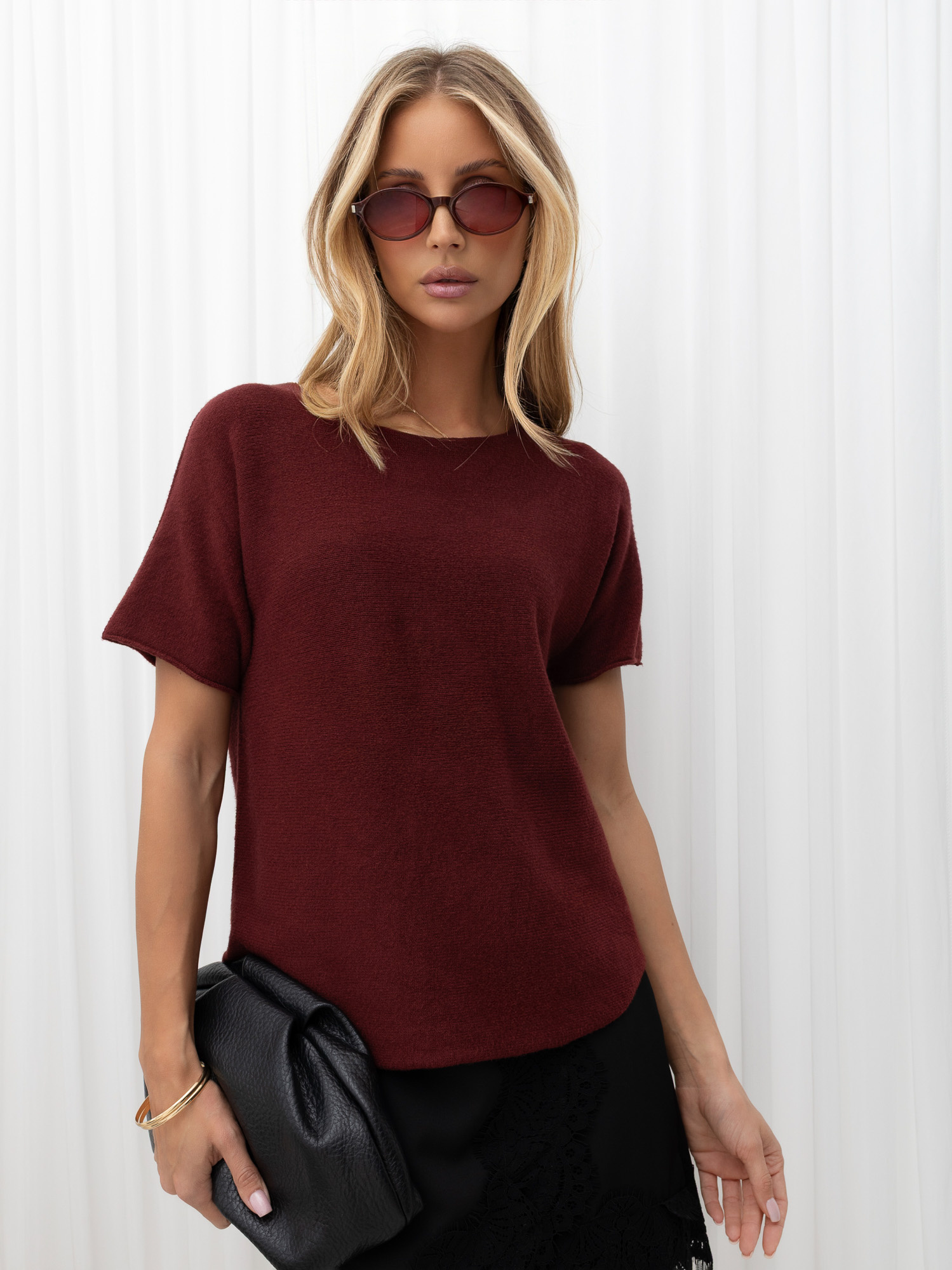 Bordeauxfarbener beidseitiger Basic-Pullover mit kurzen Ärmeln.