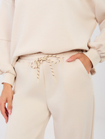 Jasnobeżowy damski komplet z naszywką