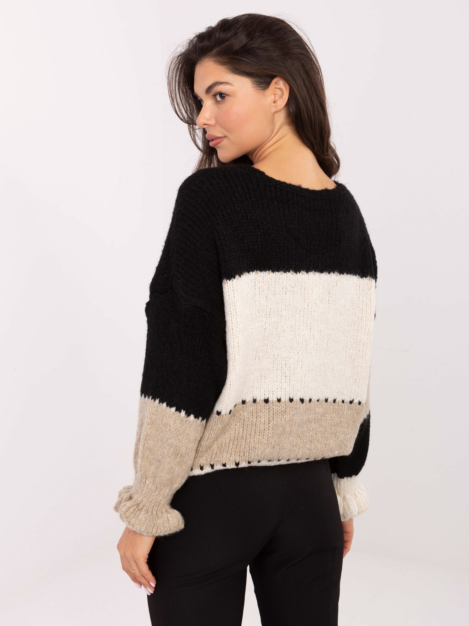 Sweter czarno-beżowy