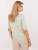 Pistazienfarbener Damenpullover mit Rippbündchen.
