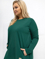 Tmavě zelená tunika plus size s delším zadním dílem.