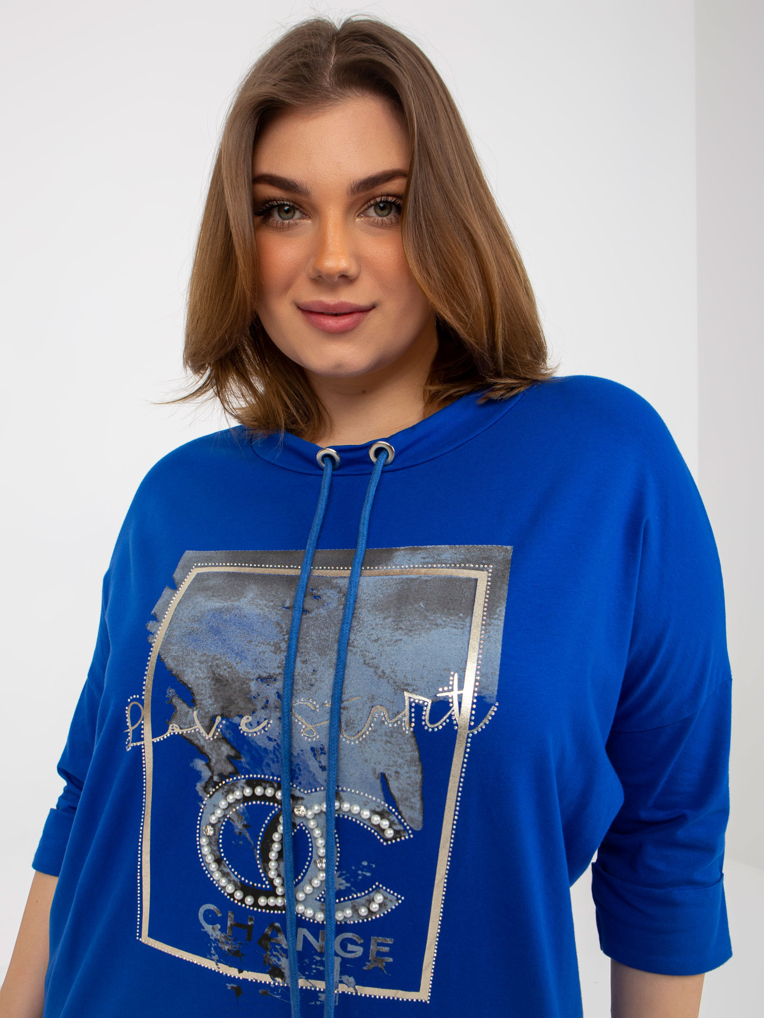Ciemnoniebieska bluzka plus size z aplikacją