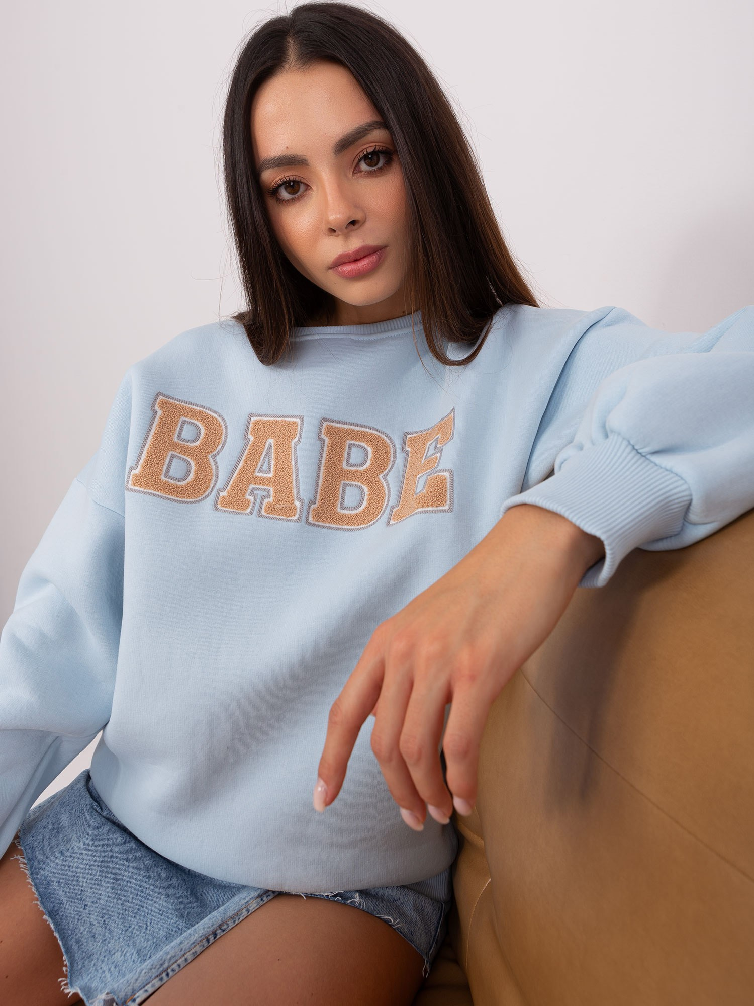 Jasnoniebieska bluza bez kaptura z napisem