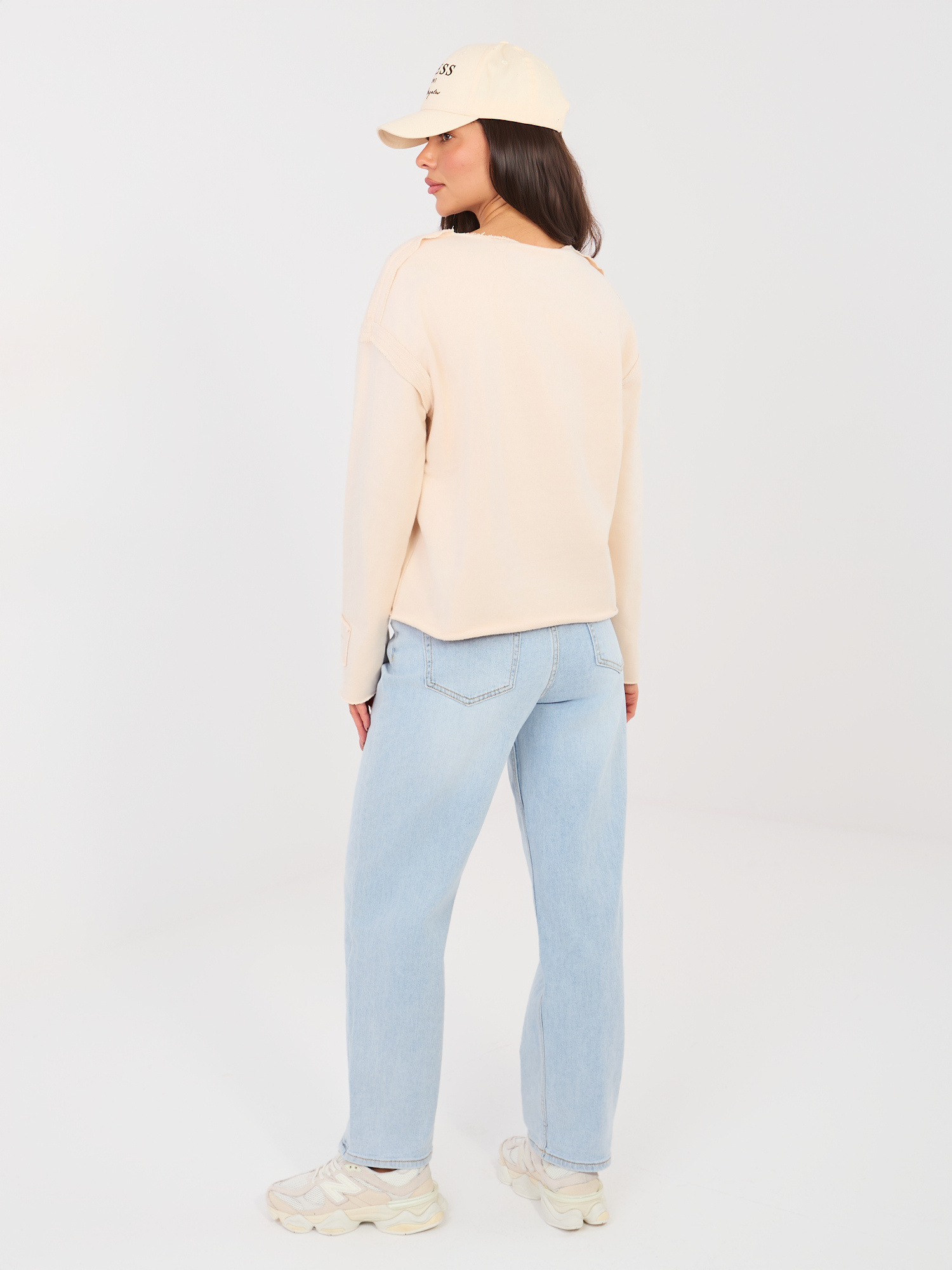 Hellblaue Jeans-Ballonhose mit Gürtel.