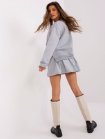 Hurtownia Szara dresowa bluza kangurka z aplikacją