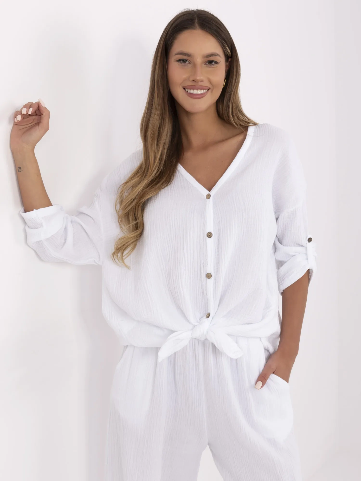 Weiße Muslin-Bluse im Oversize-Schnitt.