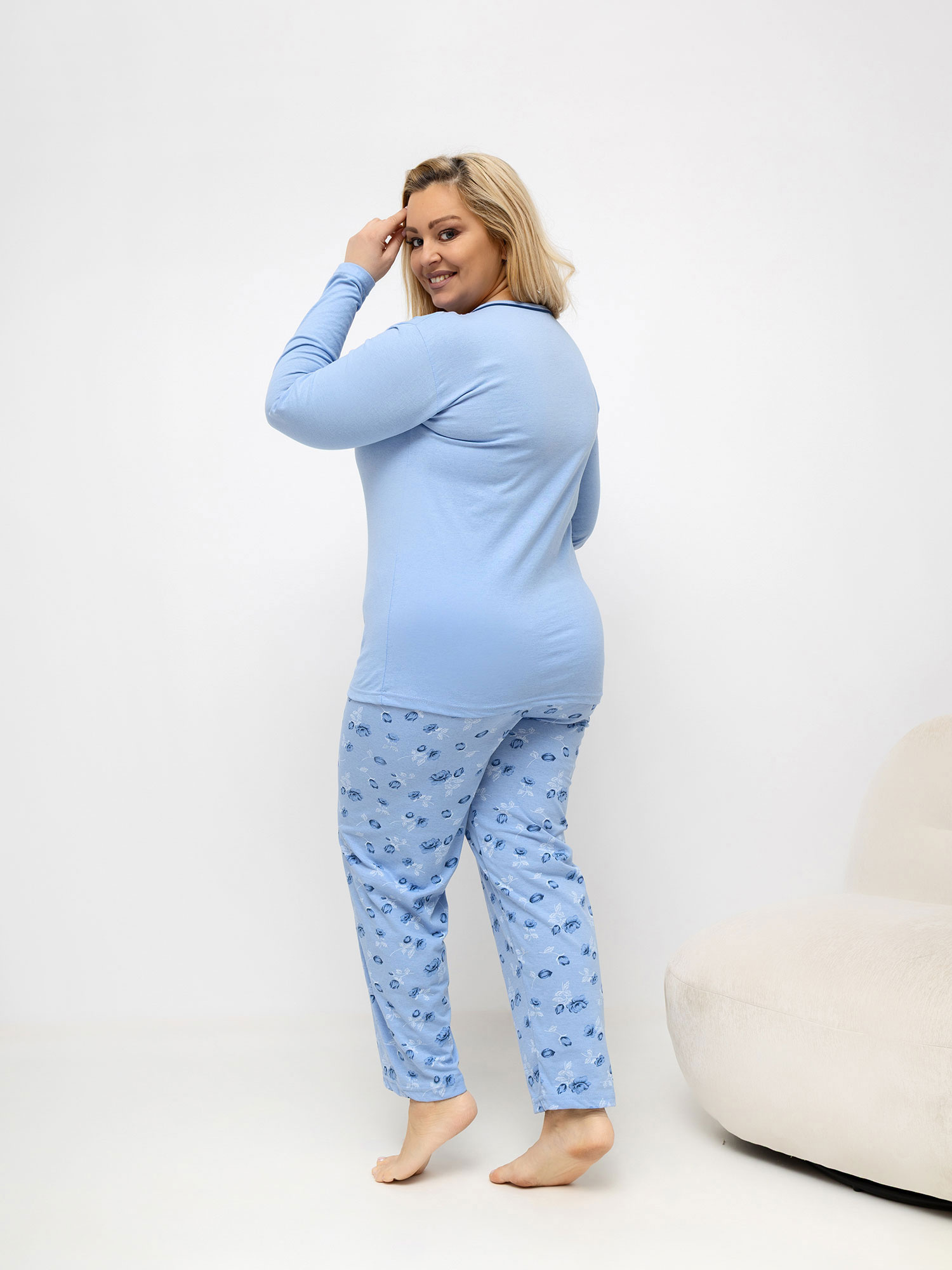 Světle modrá pyžama plus size kalhoty + tričko.