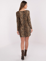 Camelowa damska sukienka z motywem zwierzęcym