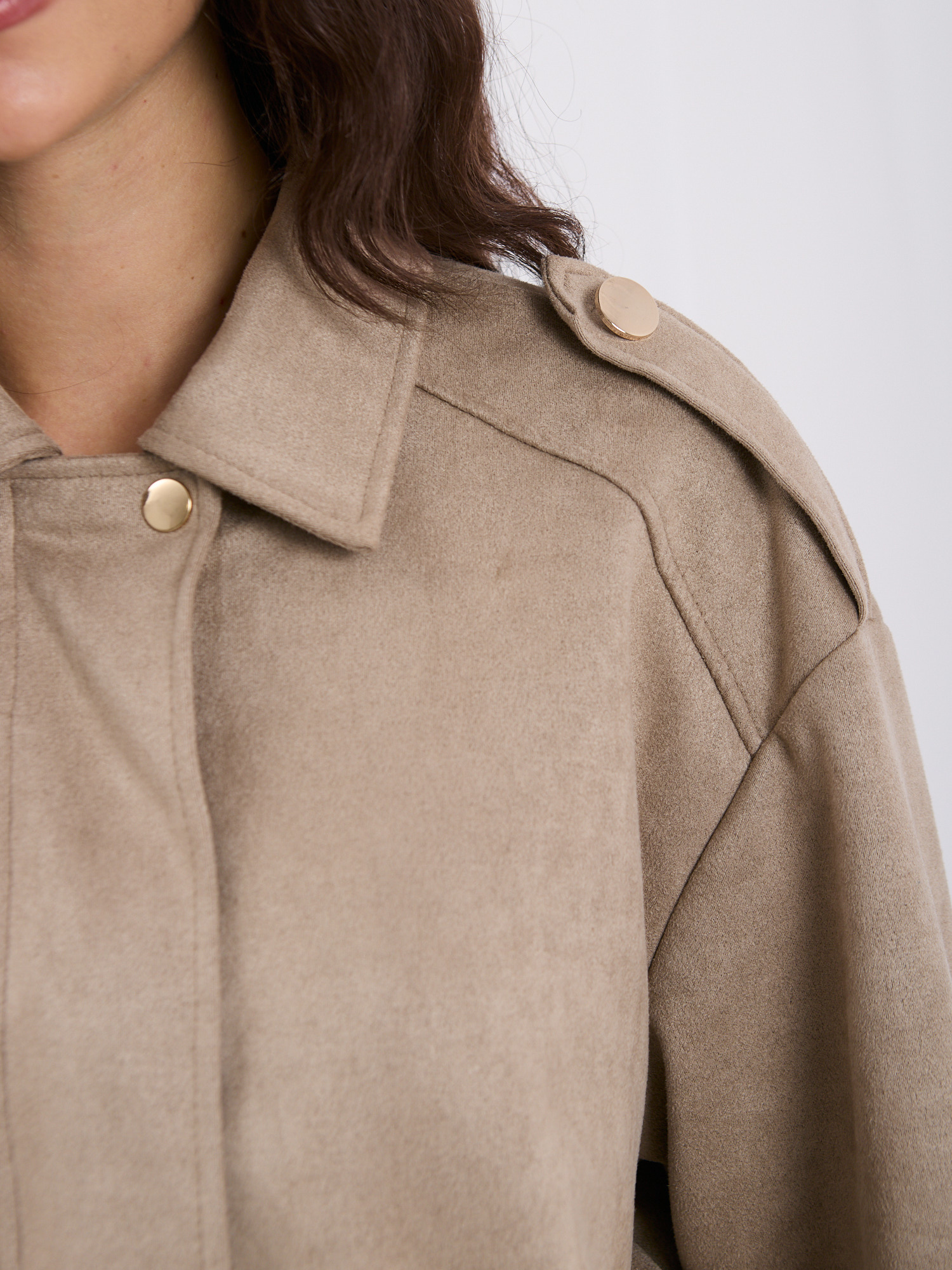Béžová bunda s imitací semiše a epauletami.