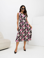 Czarna rozkloszowana w kwiaty 