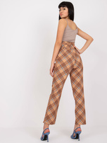 Beige-blau karierten Stoffhosen mit Gürtel.
