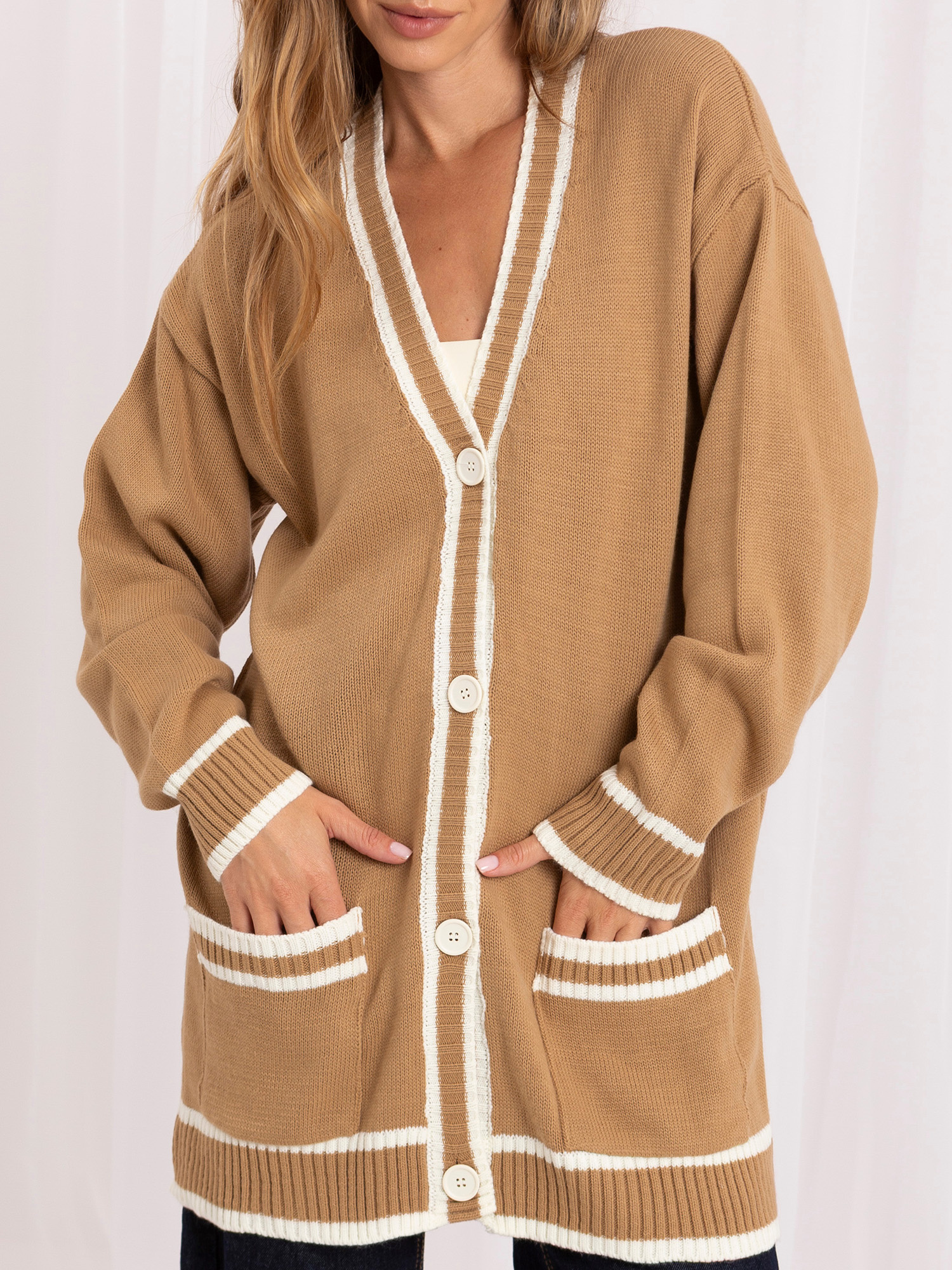 Großhandel Dunkelbeige Strickjacke mit Taschen RUE PARIS.
