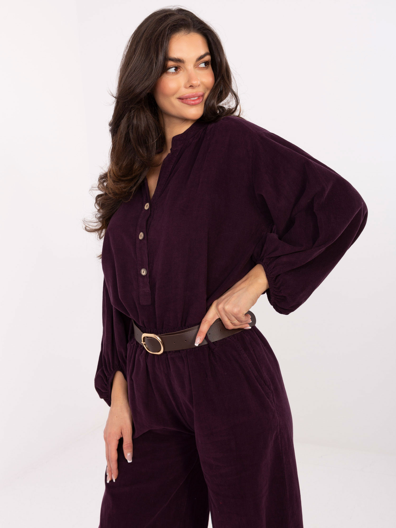 Dunkellila Cordbluse aus dem Set.