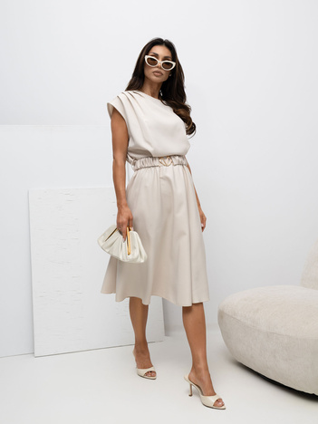 Jasnobeżowa midi sukienka z paskiem