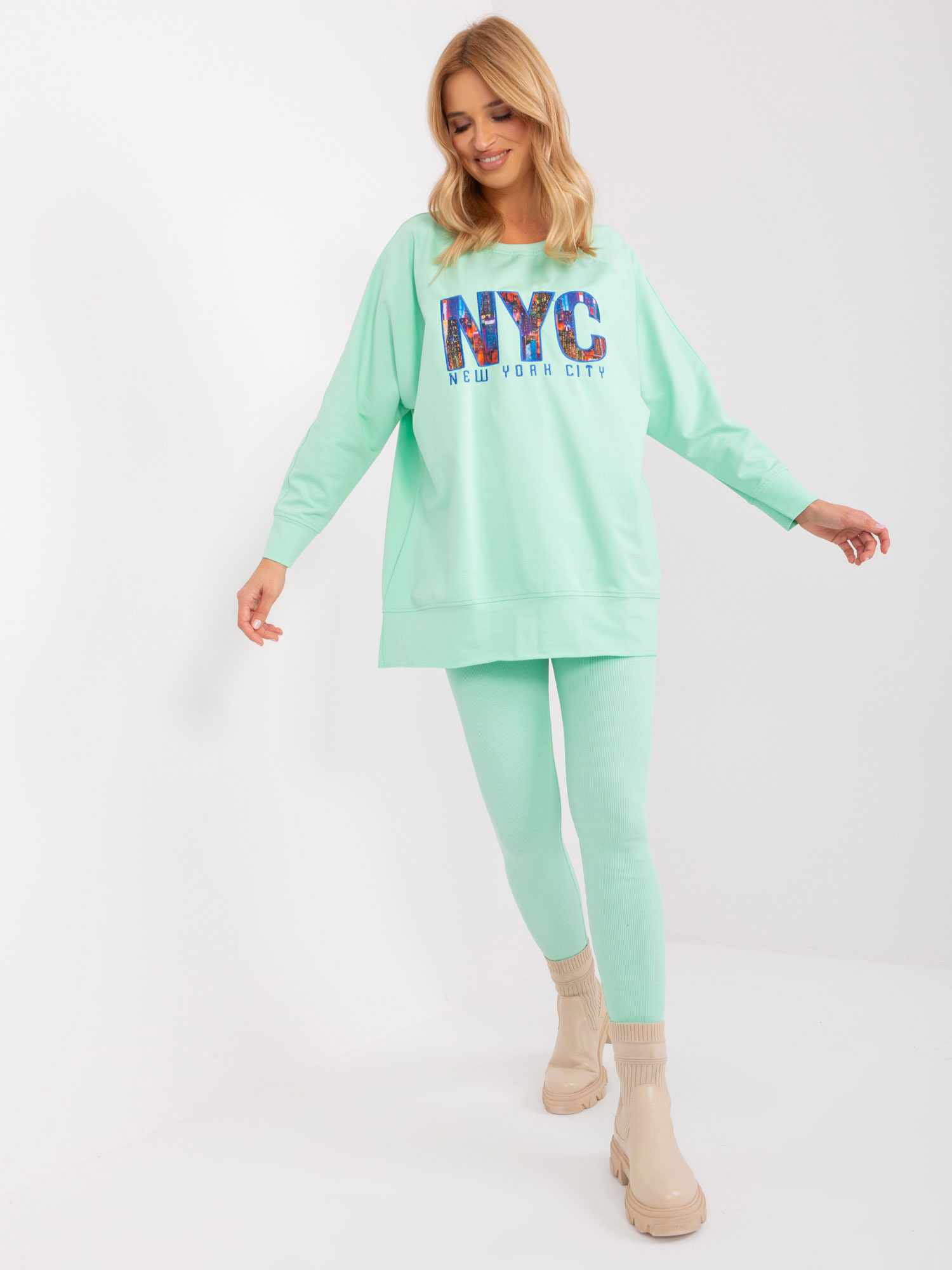 Mintfarbener Casual-Set mit Sweatshirt mit Aufschrift.