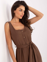 Brązowa letnia sukienka z ozdobnymi guzikami