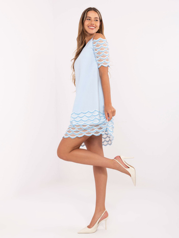 Hurt Jasnoniebieska sukienka koktajlowa z ażurowym zdobieniem