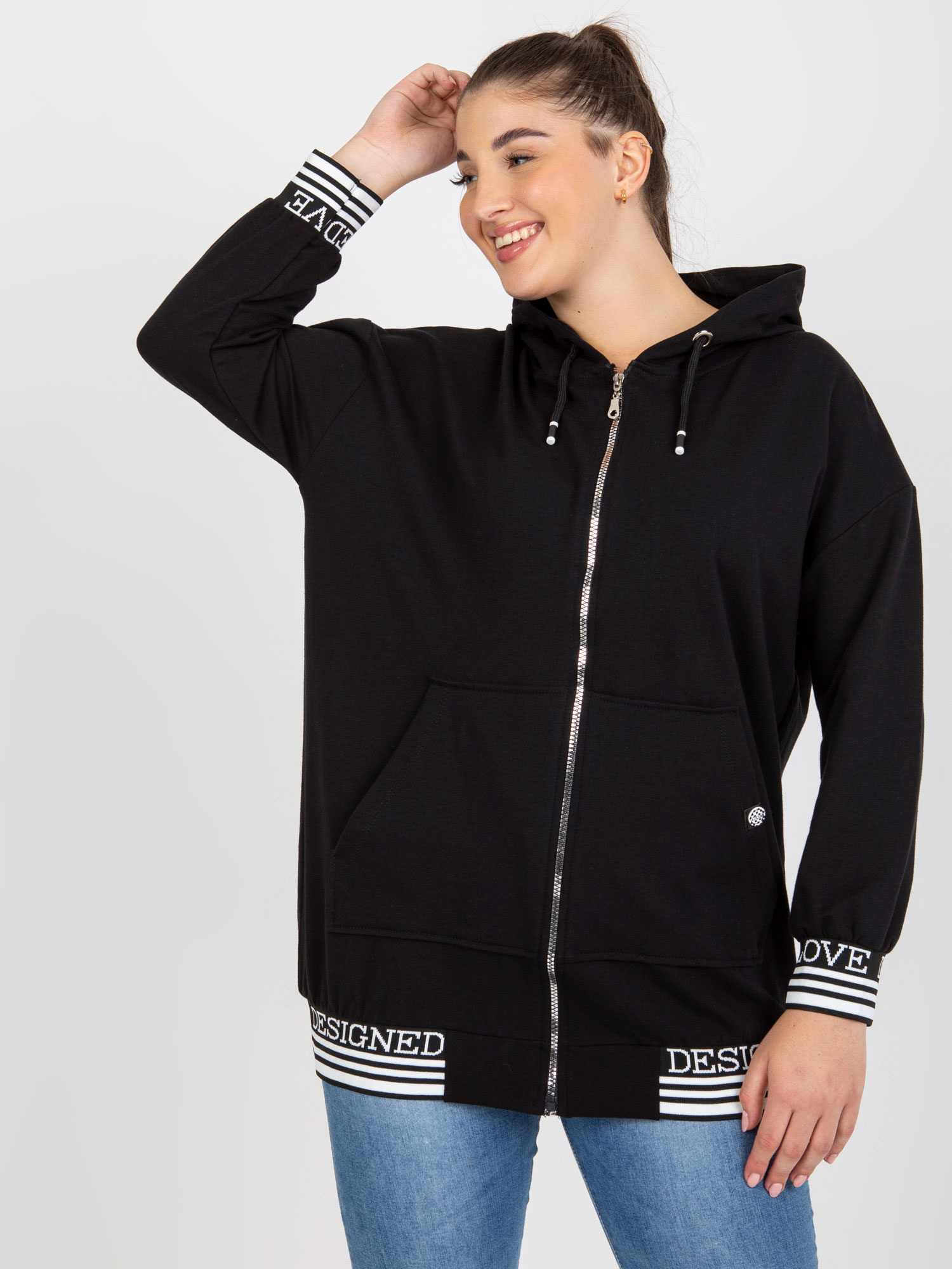 Juodoji moteriška didelių dydžių zip-up bliuzonė su gobtuvu.