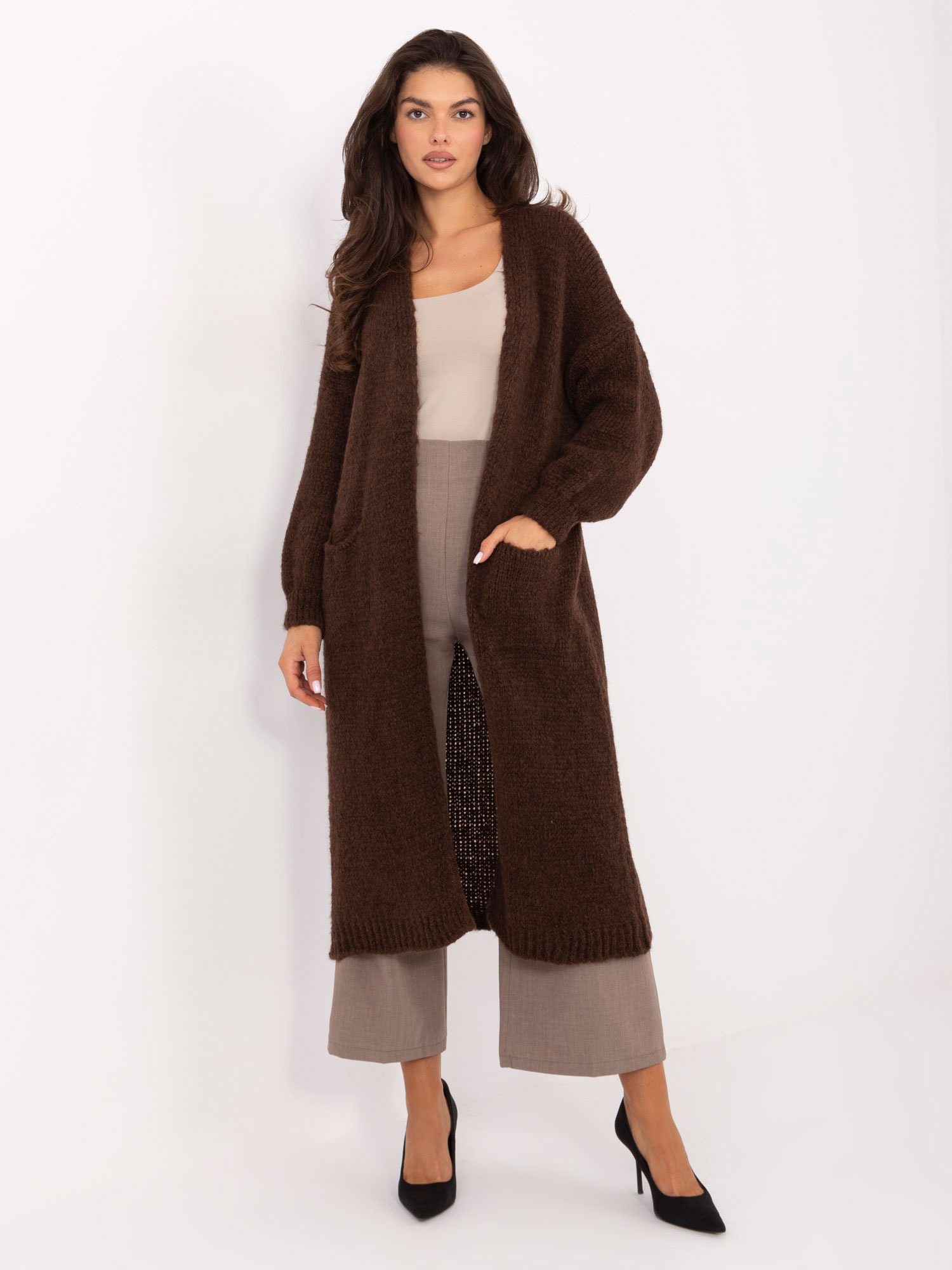 Schokoladenlanger Cardigan aus Wolle.