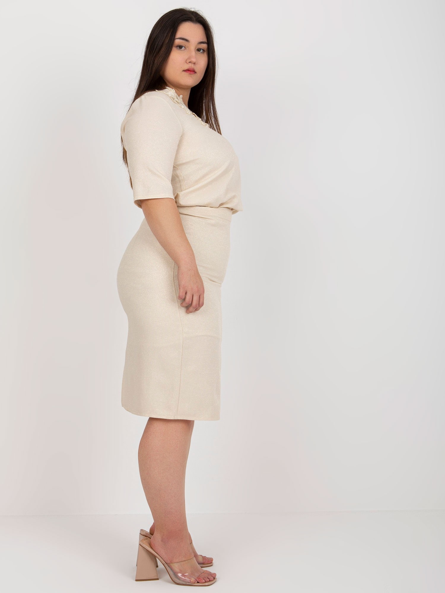 Beżowa spódnica plus size z błyszczącą nitką