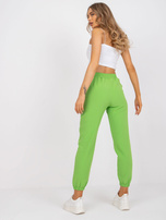 Helle grüne Damenhose aus Stoff ohne Verschluss.