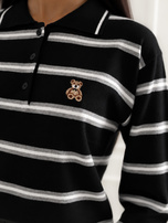 Schwarzer lässiger Pullover mit Kragen.
