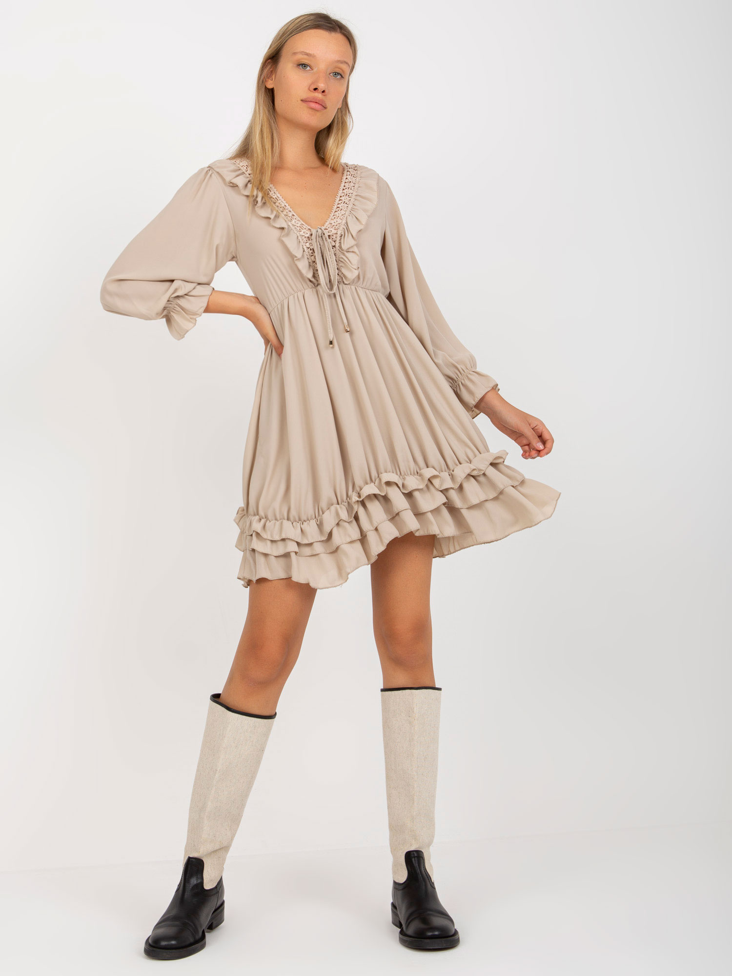 Hurt Bežinė mini suknelė su volanais boho stiliumi OCH BELLA
