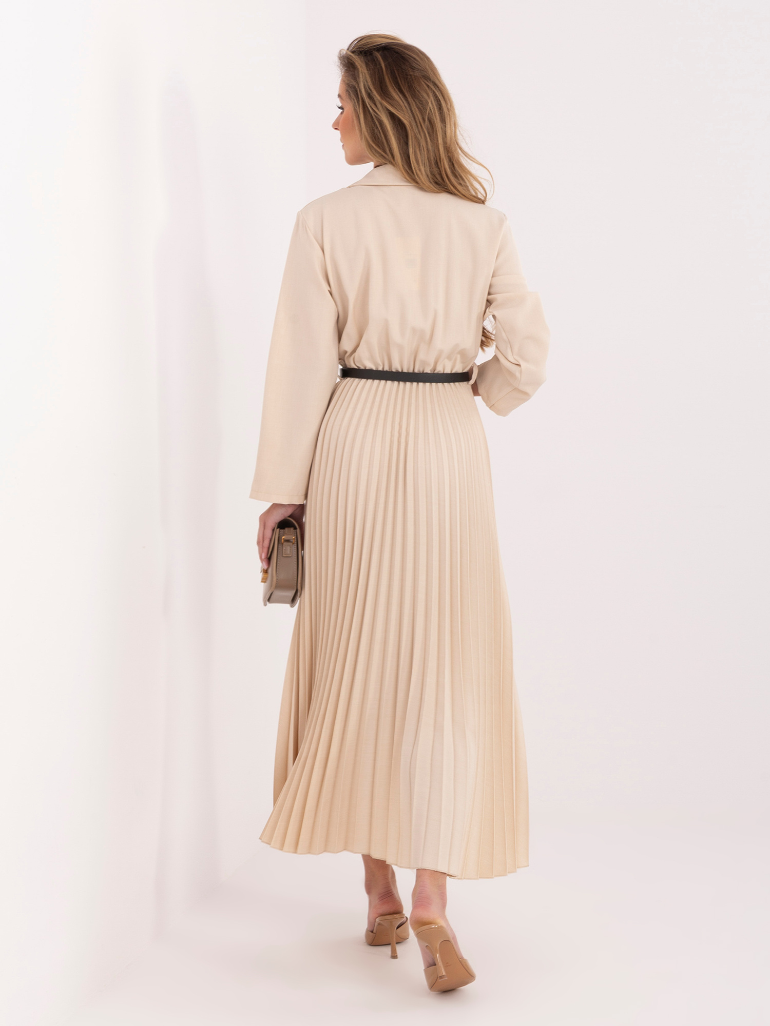 Jasnobeżowa midi sukienka z plisowanym dołem RUE PARIS 