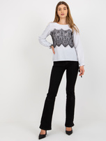 Schwarz-weiße Bluse mit Punkten und Bindung.