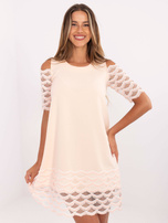 Hurt Brzoskwiniowa sukienka koktajlowa z ozdobnymi rękawami