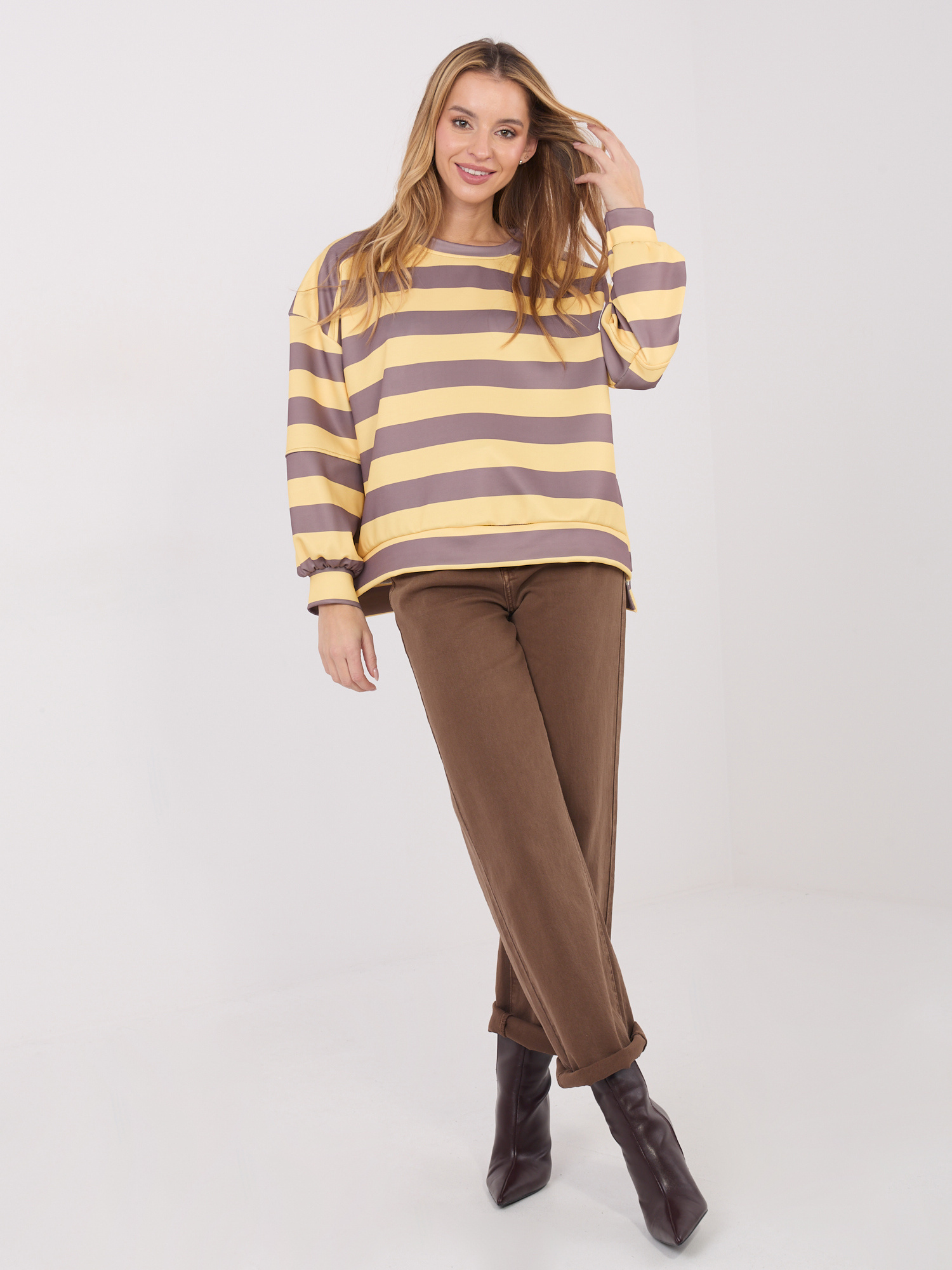 Braune Damen Sweatshirt ohne Kapuze.