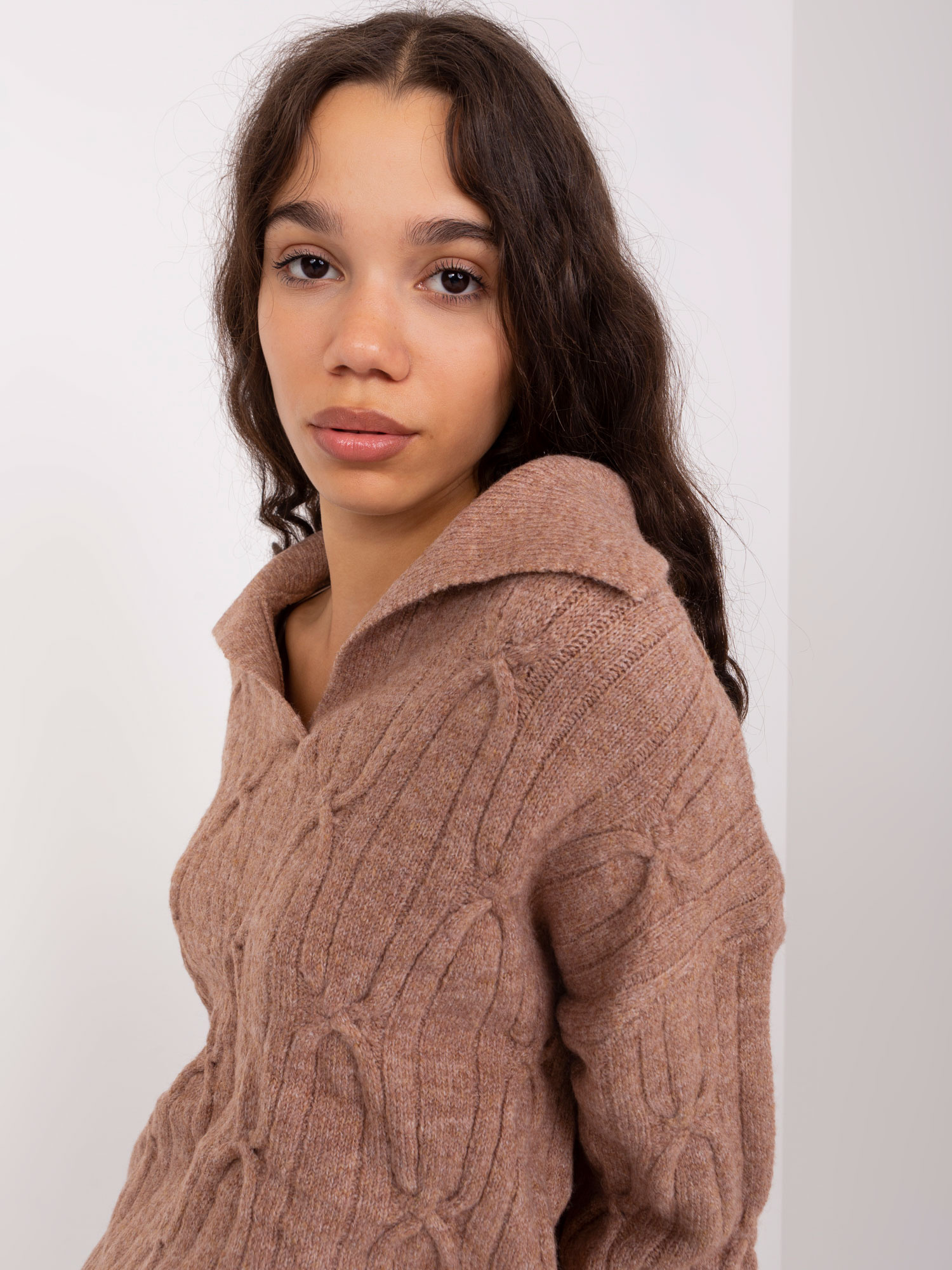 Brązowy sweter z warkoczami o luźnym kroju