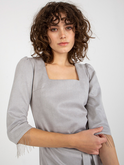 Hurtownia Szara sukienka koktajlowa z ozdobnymi frędzlami