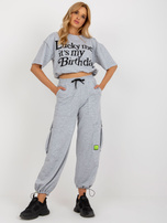 Hurt Szary damski komplet dresowy z krótką bluzką 