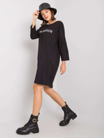Schwarzes Kleid mit dem Aufdruck Raina.