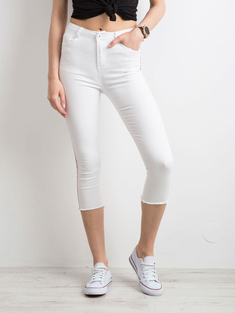 Białe spodnie z czerwonym lampasem