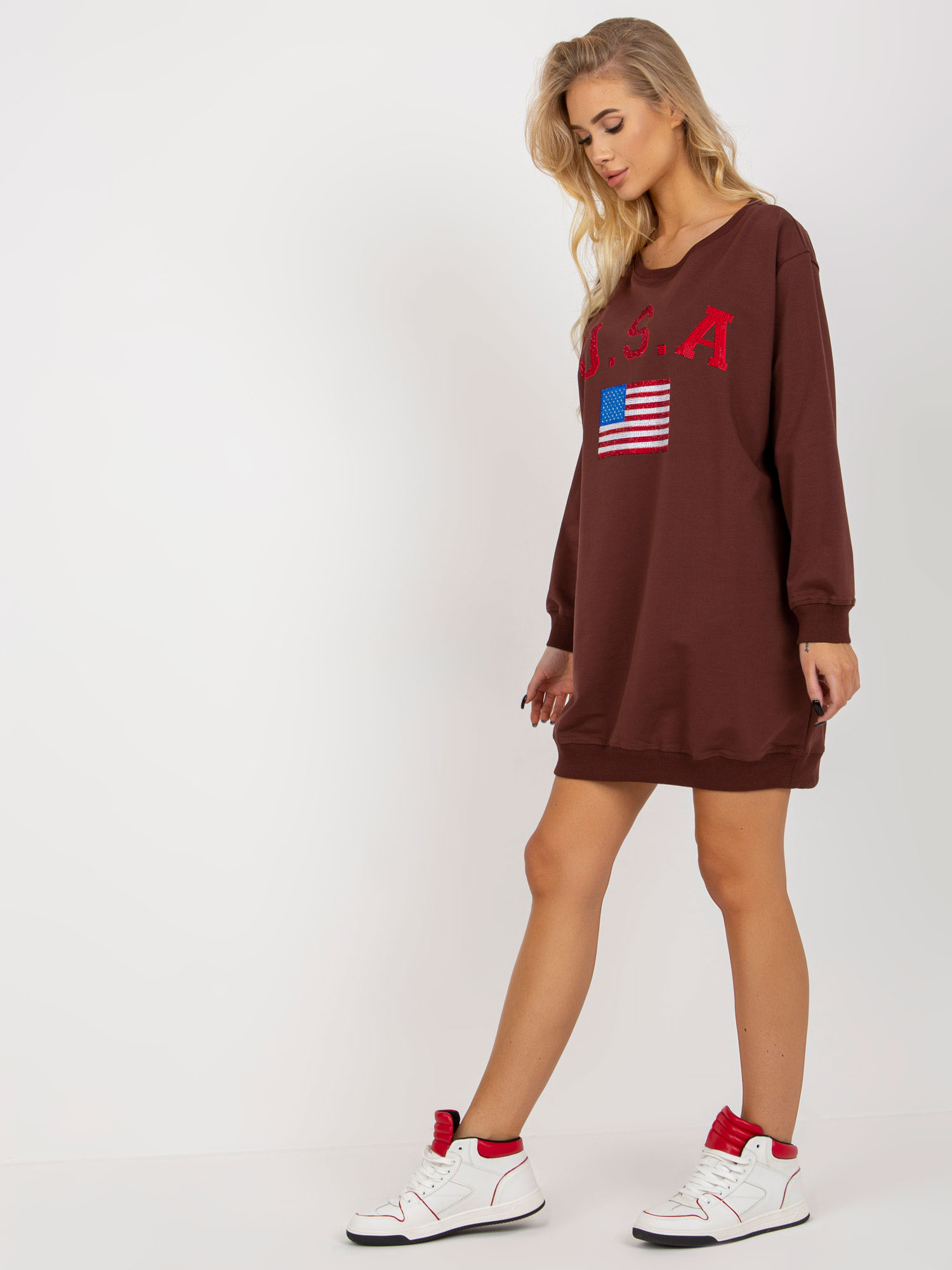 Ciemnobrązowa oversize bluza z nadrukiem i aplikacją