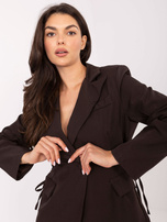 Czekoladowa marynarka z gorsetowymi wiązaniami