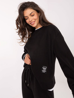 Schwarzes Damen-Set mit Kapuzenloser Sweatshirt.