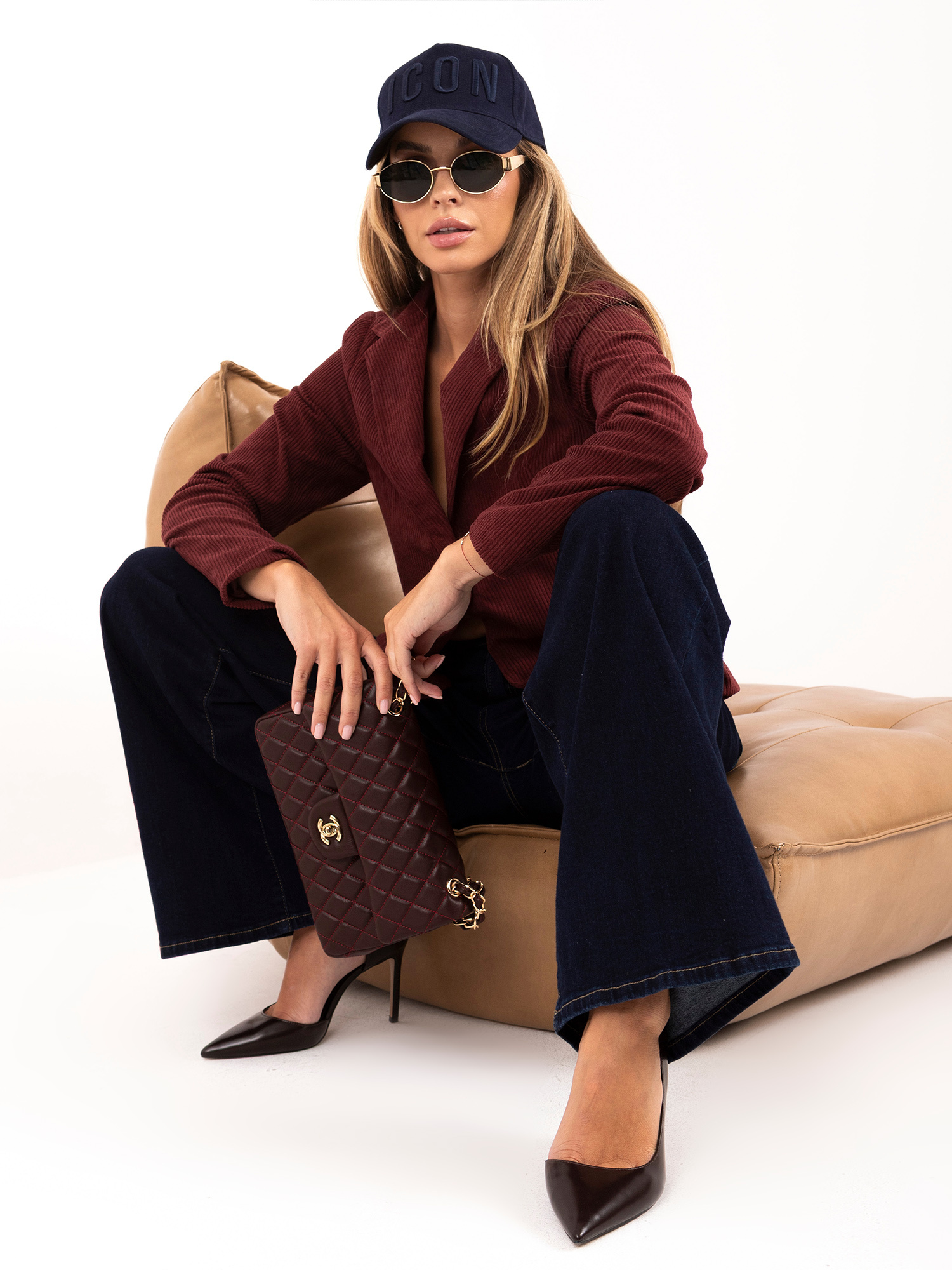 Bordeaux Cordjacke mit Knopfverschluss.