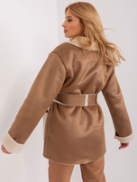 Hurt Camelowo-beżowy kożuch z zapięciem na guziki