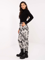 Jasnobeżowe spodnie moro bez zapięcia